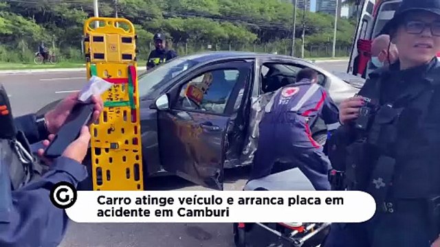 Carro atinge veículo e arranca placa em acidente em Camburi