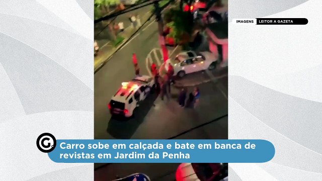 Carro sobe em calçada e bate em banca de revistas em Jardim da Penha
