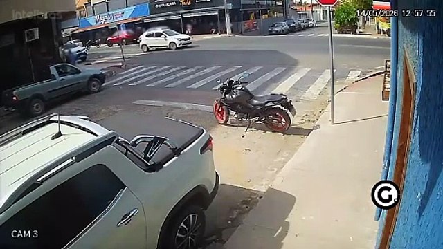 Vídeo mostra impressionante colisão entre moto e carro em Marataízes