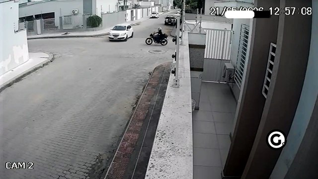 Motociclista fica ferido após colisão com carro em cruzamento de Linhares