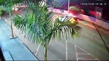 Um homem salta de carro em chamas durante perseguição policial e 124 quilos de maconha são apreendidos no Paraná