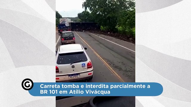 Carreta tomba e interdita parcialmente a BR 101 em Atílio Vivácqua