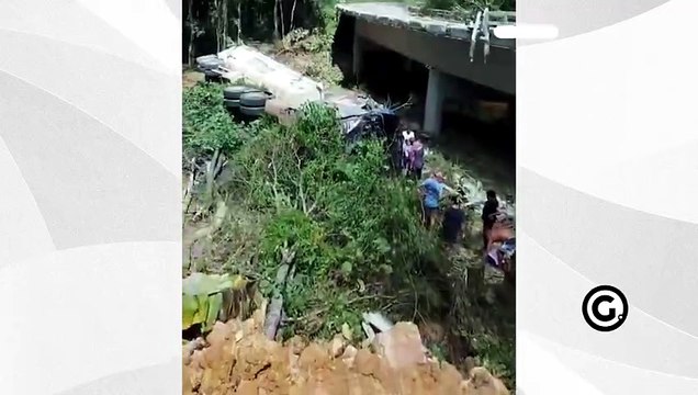 Carreta cai de ponte e motorista fica preso às ferragens na BR 262