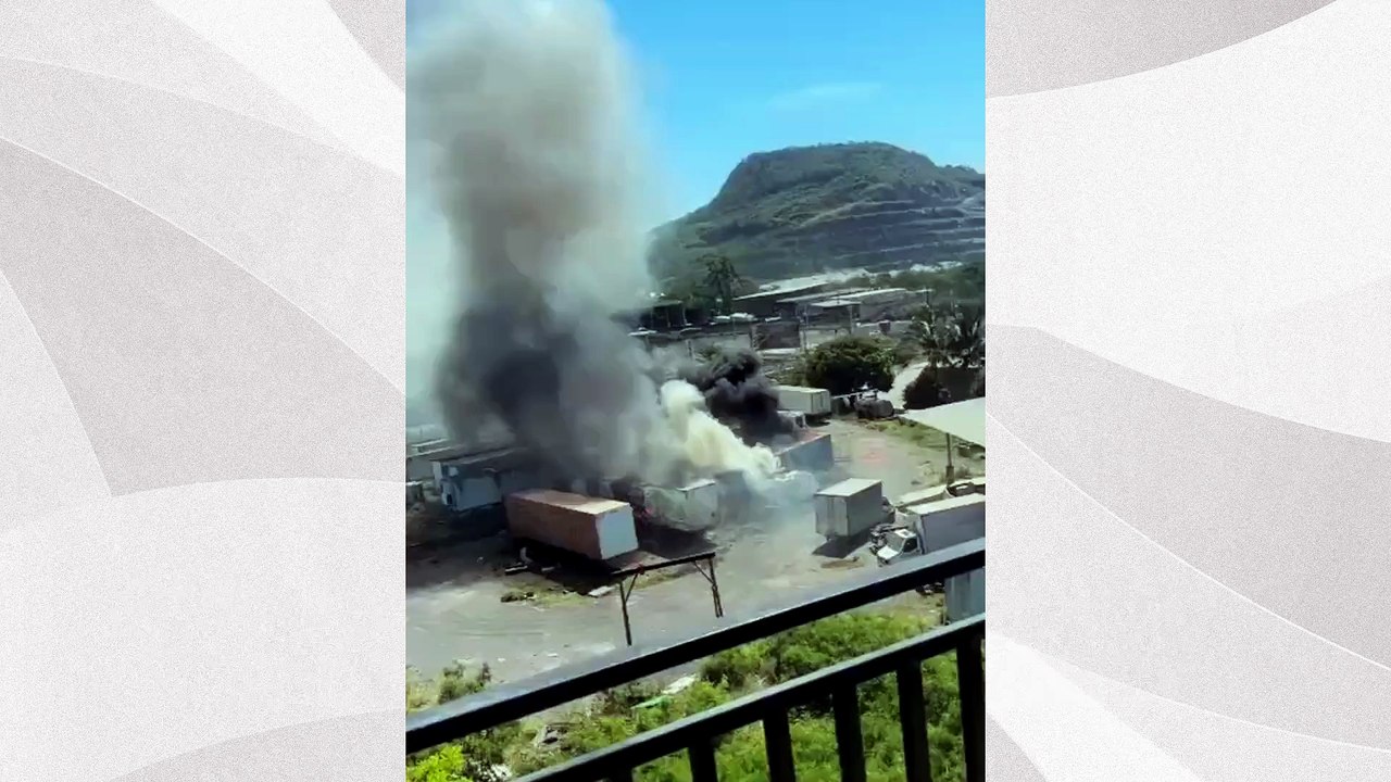 Incêndio atinge baús de carretas e van em Caria...