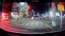 Vídeo registra quase atropelamento de jovem em patinete no Centro de Umuarama