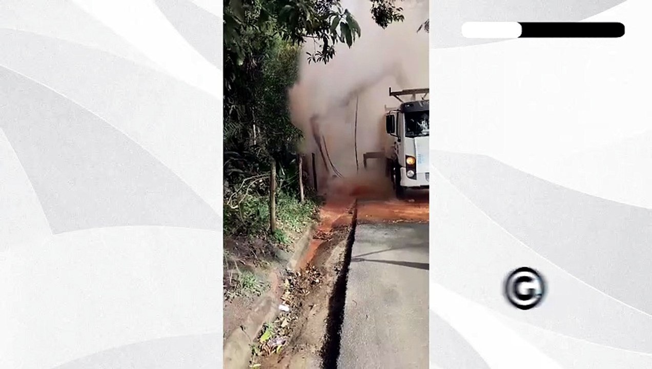 Dano em tubulação causa vazamento de água em Castelo