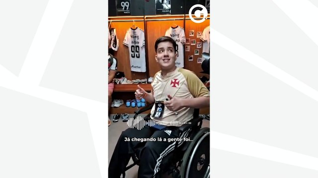 Torcedor mirim ganha presente e conhece jogadores do Vasco