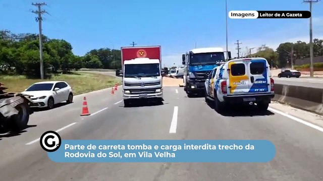 Parte de carreta tomba e carga interdita trecho da Rodovia do Sol, em Vila Velha