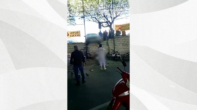 Carro invade estacionamento de supermercado em São Mateus