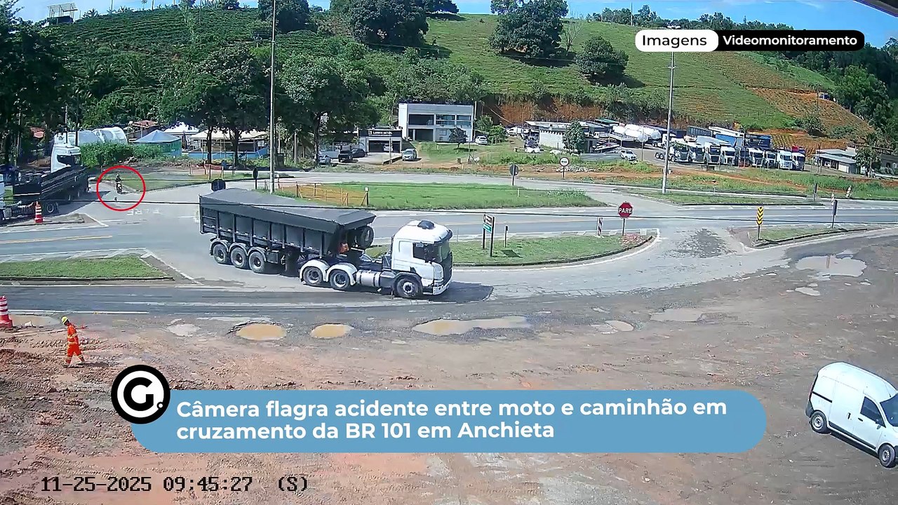 Câmera flagra acidente entre moto e caminhão em cruzamento da BR 101 em Anchieta