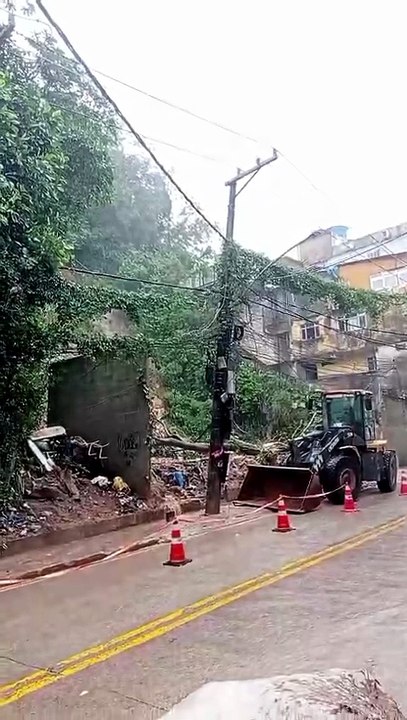 Rocinha remove 70 toneladas de lama e entulho após deslizamento