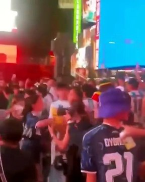 Tensione a Times Square, scontri tra tifosi di Argentina e Algeria