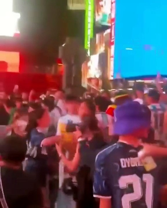 Tensione a Times Square, scontri tra tifosi di Argentina e Algeria