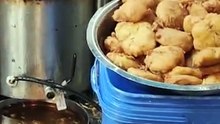 वडापाव वर्तमानपत्रात गुंडाळून दिला