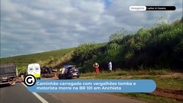 Caminhão carregado com vergalhões tomba e motorista morre na BR 101 em Anchieta