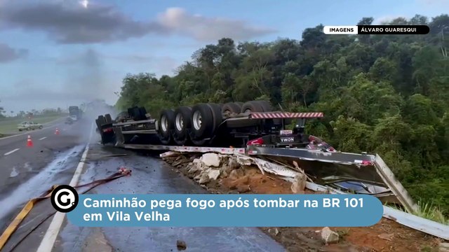 Caminhão pega fogo após tombar na BR 101 em Vila Velha