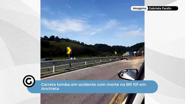 Carreta tomba em acidente com morte na BR 101 em Anchieta