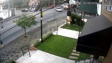 Vídeo motociclista é arremessado por cima de carro após motorista tentar sair de engavetamento em Curitiba