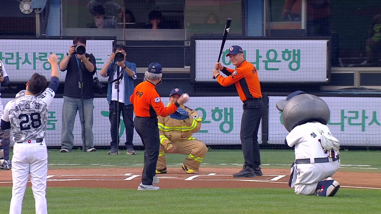 '소방관 3부자 시구·시타'...두산·소방청, 소방 가족의 날 / YTN