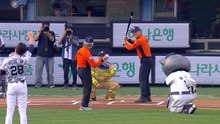 '소방관 3부자 시구·시타'...두산·소방청, 소방 가족의 날 / YTN