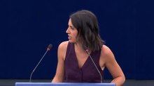 Irene Montero imita a Marilyn Monroe y canta el cumpleaños feliz a Trump en el Parlamento Europeo