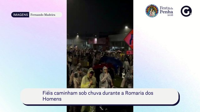 Fiéis caminham sob chuva durante a Romaria dos Homens