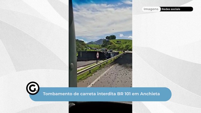 Tombamento de carreta interdita BR 101 em Anchieta