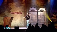 Akim Omiri sur la scène du Montreux Comédie Club