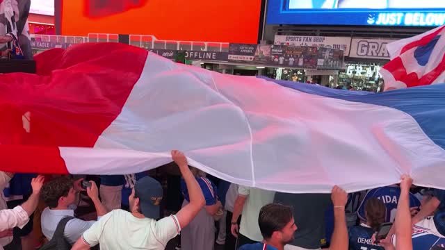 Bleus - Les fans de la France, de l'Argentine et de l'Algérie mettent une ambiance de feu à Times Square