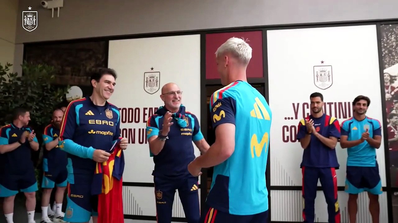 La selección de España conmemora a Dani Olmo sus cincuenta partidos con la Roja