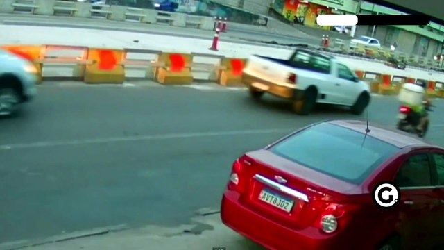 Moto desliza e passageira morre atropelada por micro-ônibus em Vila Velha