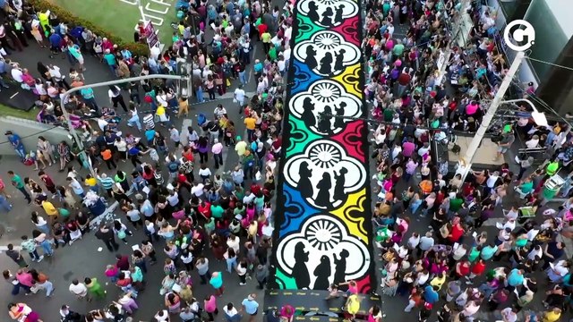 Tapetes de Corpus Christi: fiéis ensinam técnica a novos voluntários em Castelo
