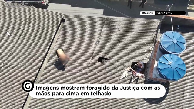 Imagens mostram foragido da Justiça com as mãos para cima em telhado