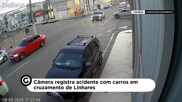 Câmera registra acidente com carros em cruzamento de Linhares