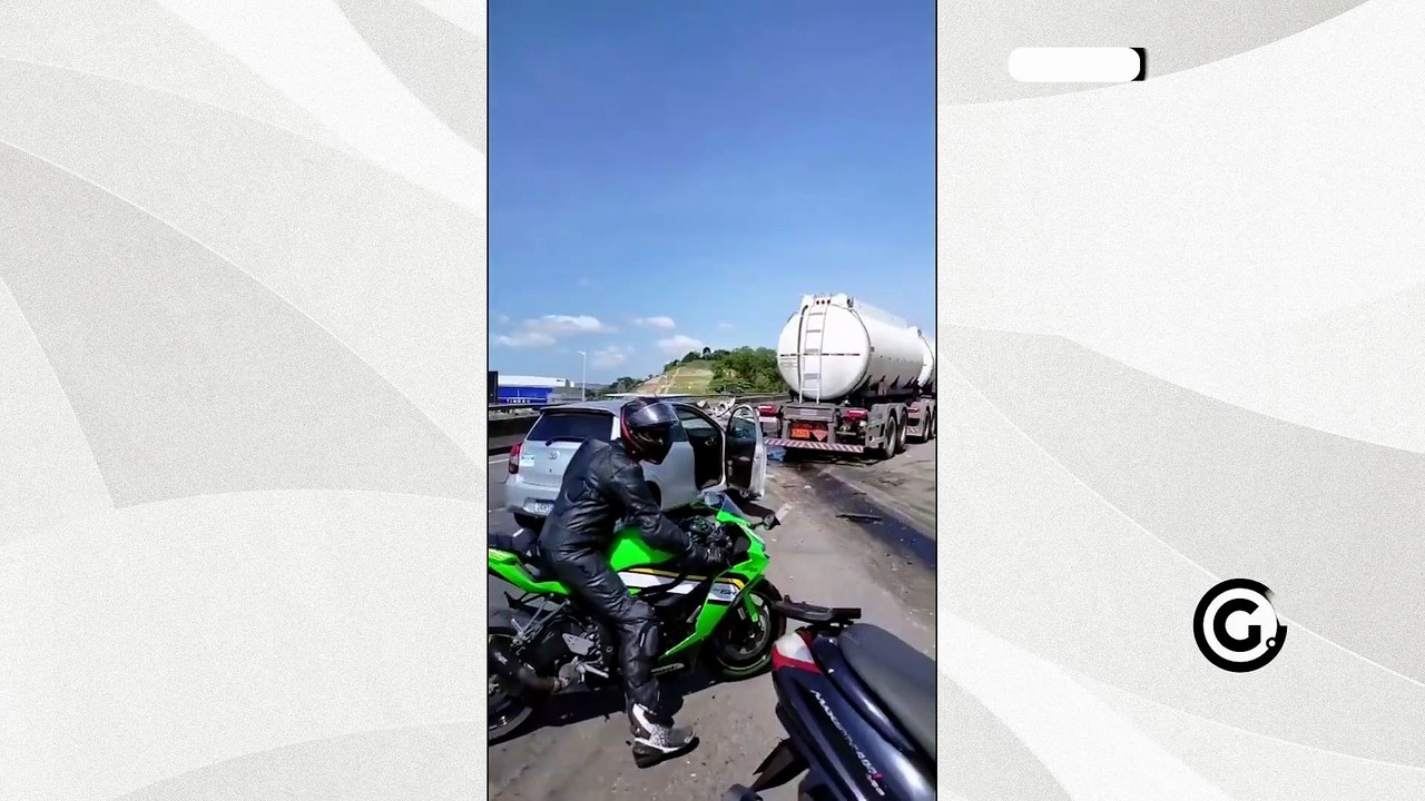Caminhão cai em ribanceira em Cariacica