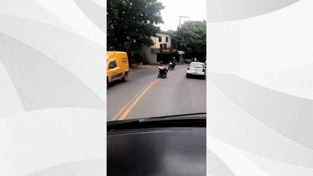 Cadeirante passa entre carros e chama atenção em Cachoeiro