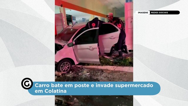 Carro bate em poste e invade supermercado em Colatina