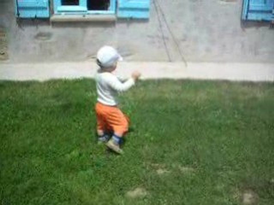 Romain marche presque bien