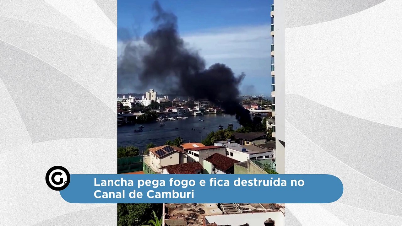 Lancha pega fogo e fica destruída no Canal de Camburi