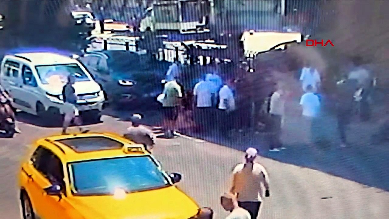 Yolun karşısına geçmeye çalışırken 2 aracın altında kalan Halil kurtarılamadı