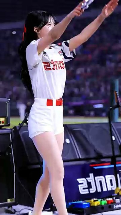Stunning Jeong Seol-ah Performance at Sajik Stadium + Cheerleader EP 77