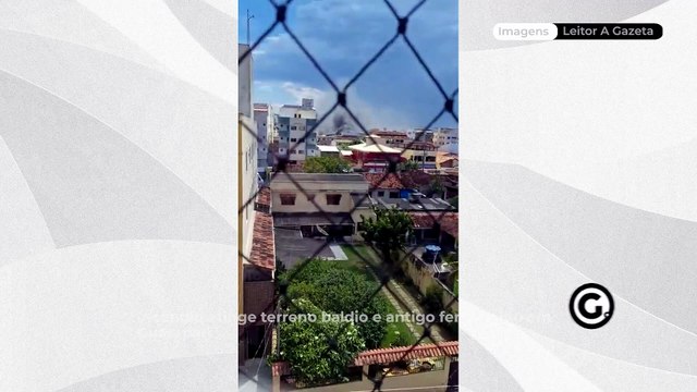 Incêndio atinge terreno baldio e antigo ferro-velho em Guarapari