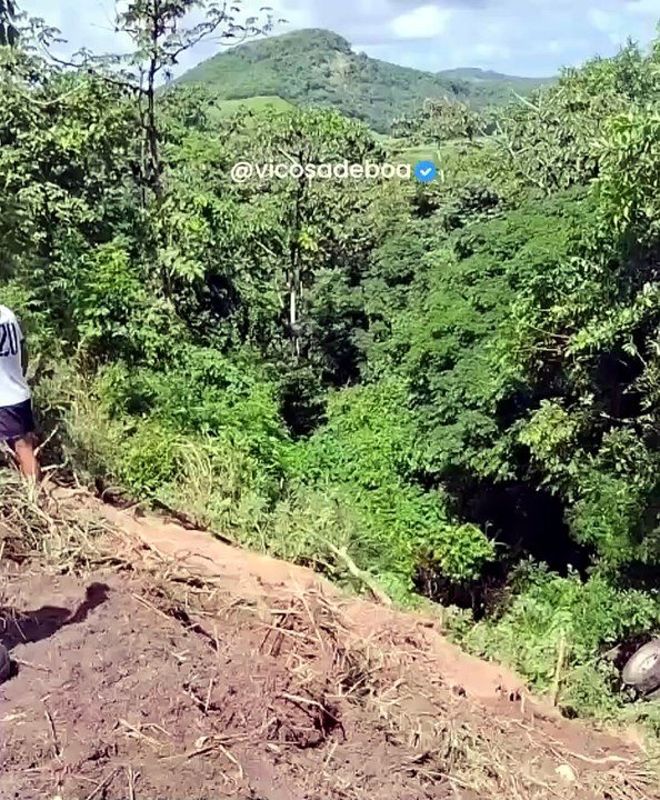 Vídeos mostram operação de resgate em ribanceira após colisão envolvendo quatro veículos
