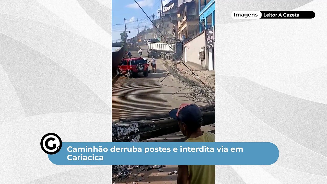 Caminhão derruba postes e interdita via em Cariacica