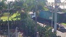 Chocante: Câmera flagra acidente com morte entre carreta e trem no Paraná