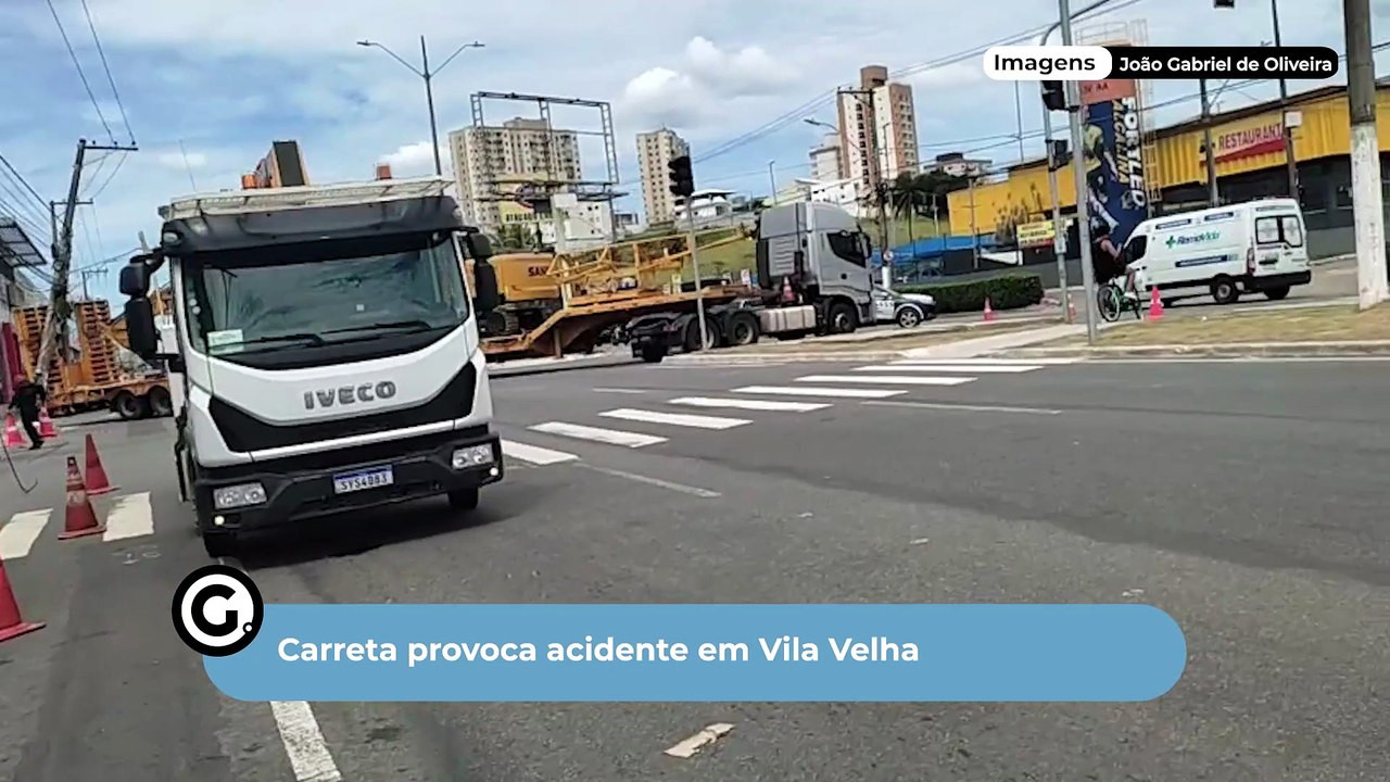 Carreta provoca acidente em Vila Velha