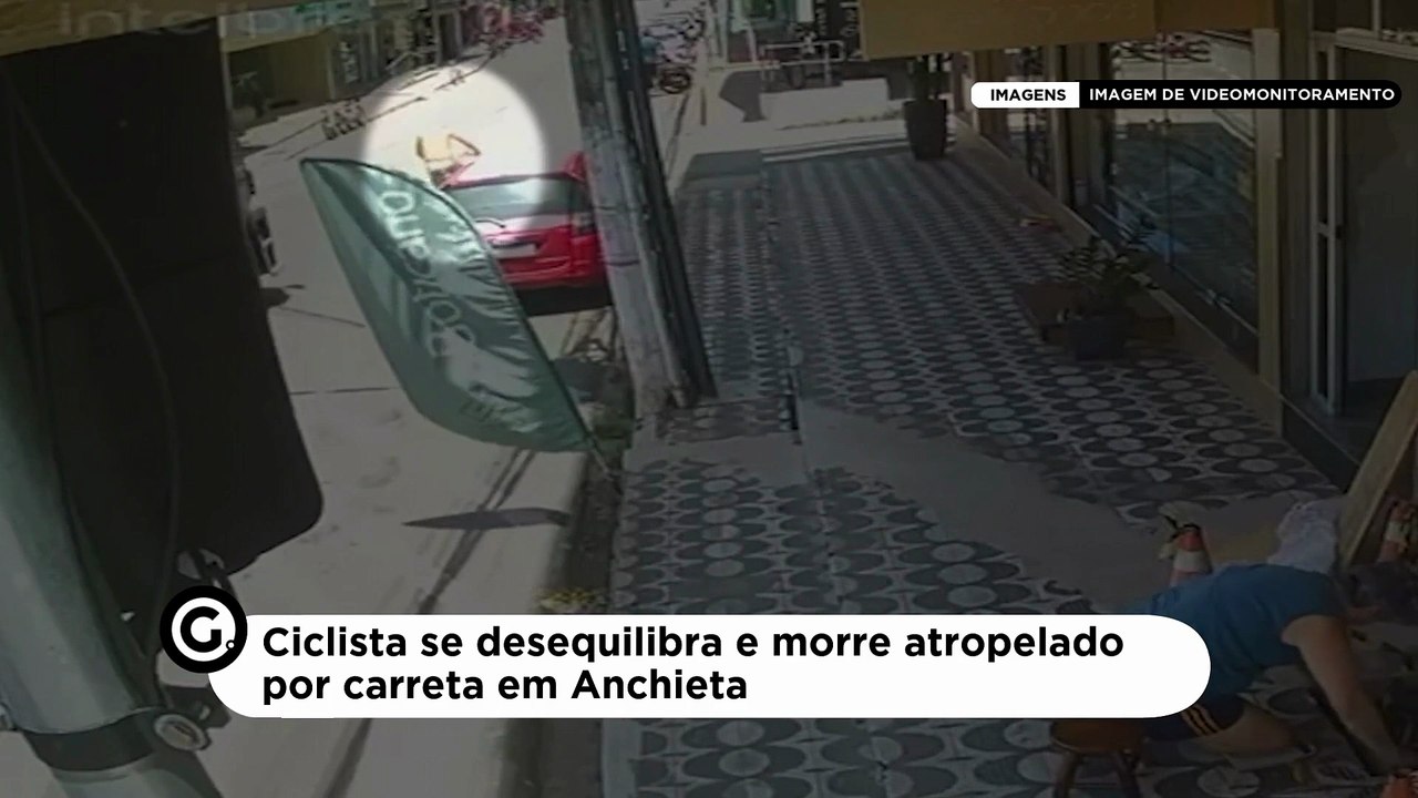 Ciclista se desequilibra e morre atropelado por carreta em Anchieta