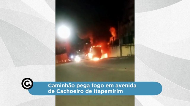 Caminhão pega fogo em avenida de Cachoeiro de Itapemirim