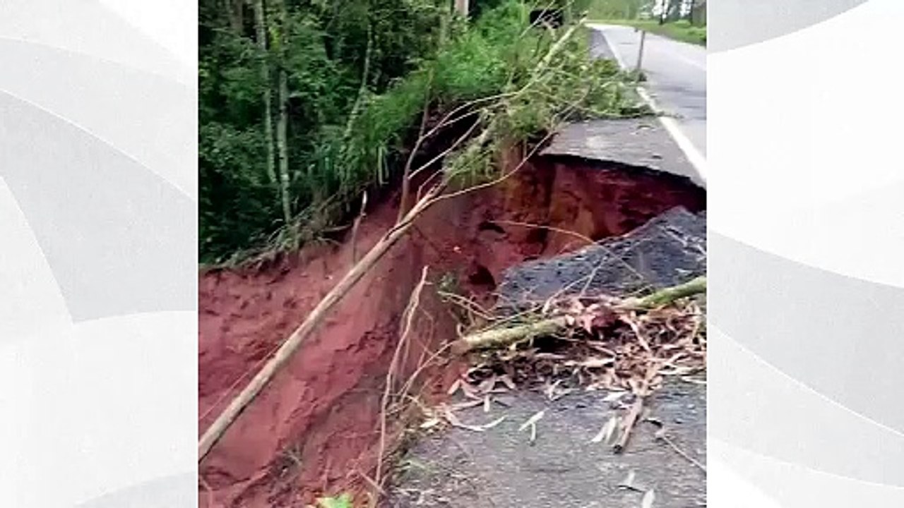 Pista cede e PRF alerta sobre cratera em trecho da BR 262 em Brejetuba