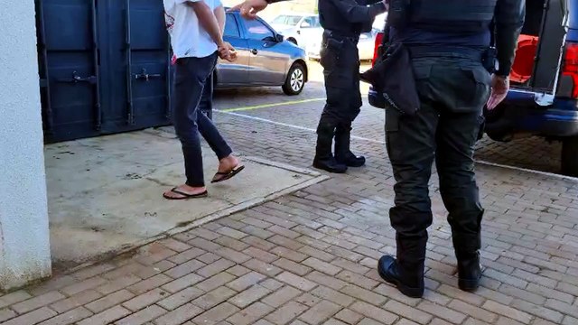 Homem é detido pela ROMU após arma ser encontrada em carro em frente a CMEI no Bairro Pacaembu